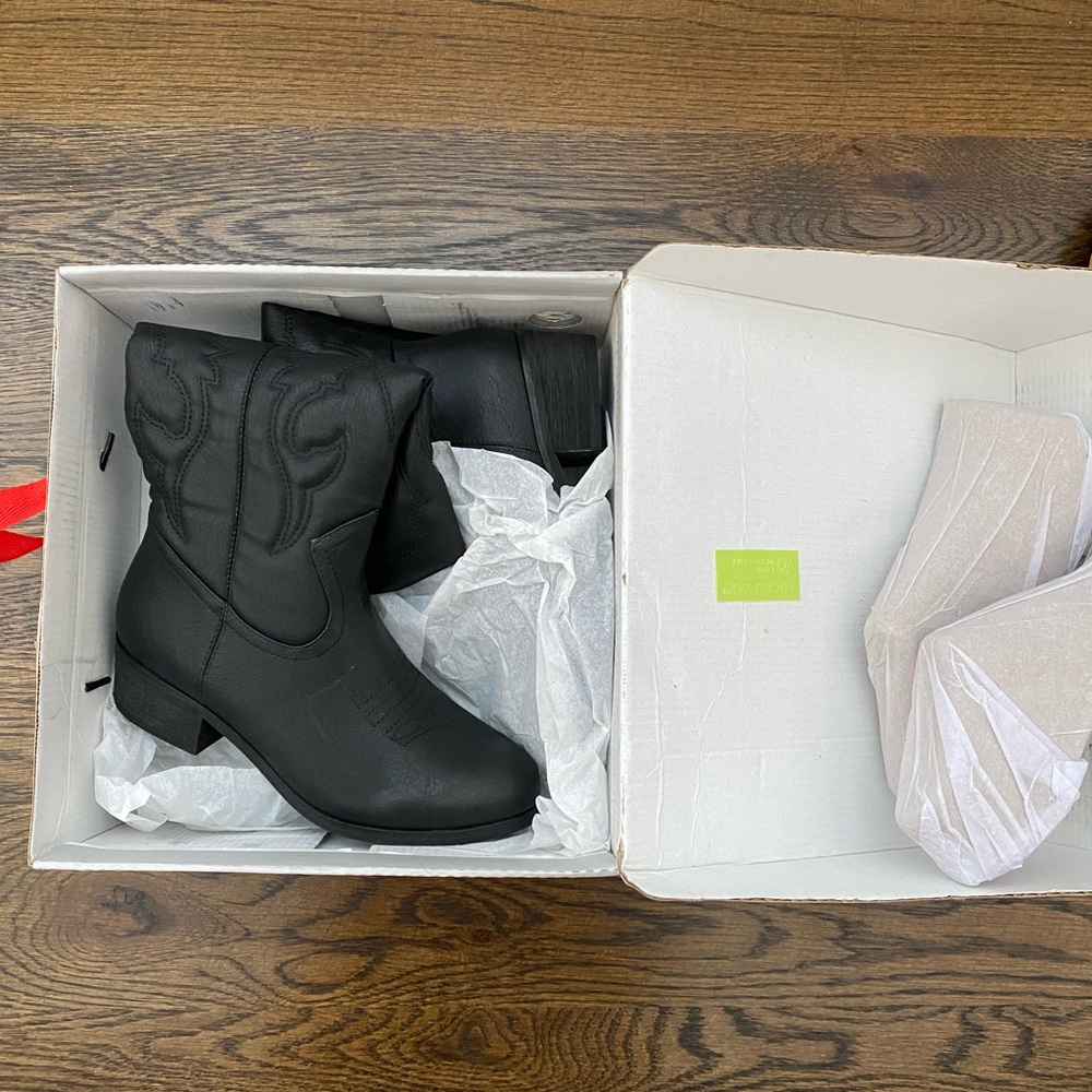 Black cowgirl boots